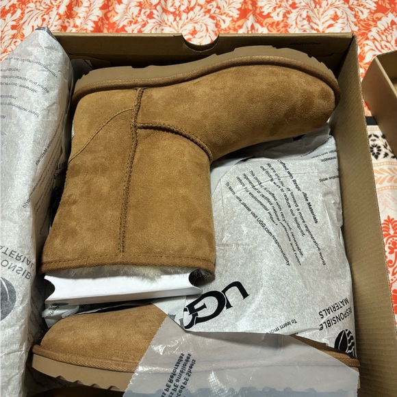 UGG Classic Chestnut Boots size 6 in big kids fits women who wears 6 - Picture 2 of 4